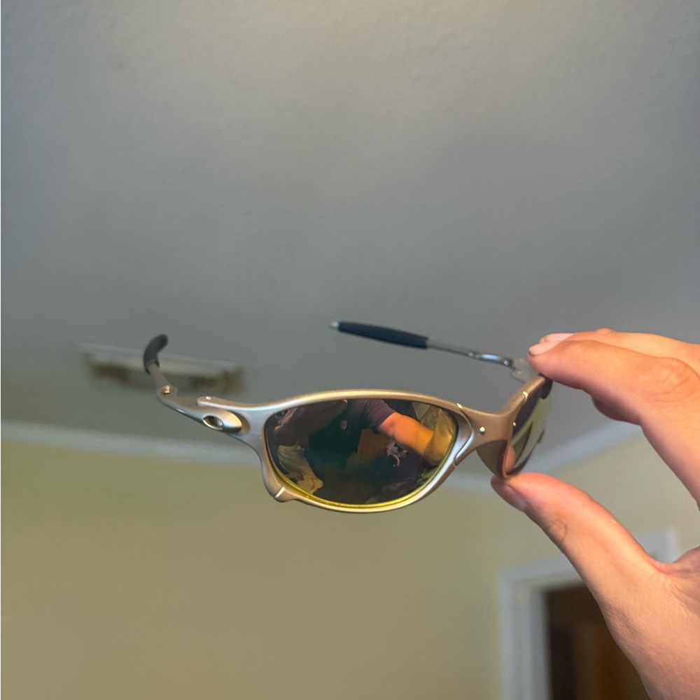Sporty Metallic Sunglasses with Mirrored Lenses Oakley Oakleys